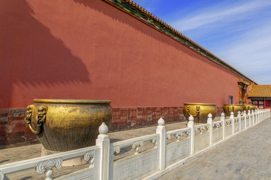 北京故宫乾清门前鎏金铜缸