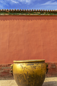 北京故宫红墙与鎏金铜缸