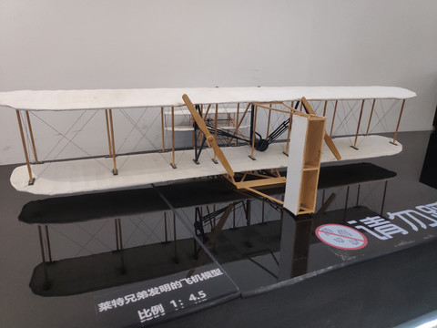 莱特兄弟发明的飞机模型