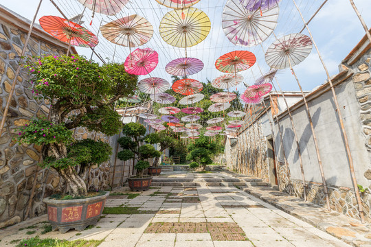 中国传统村庄古建筑和油纸伞