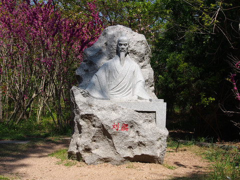 刘勰雕塑