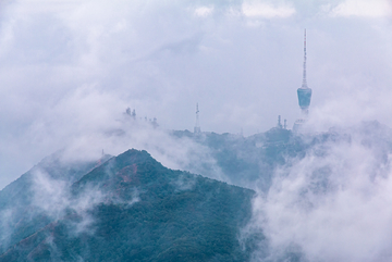 云雾缭绕的梧桐山