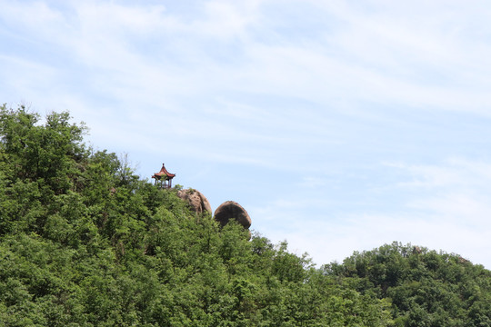 森林蓝天白云凉亭山峰