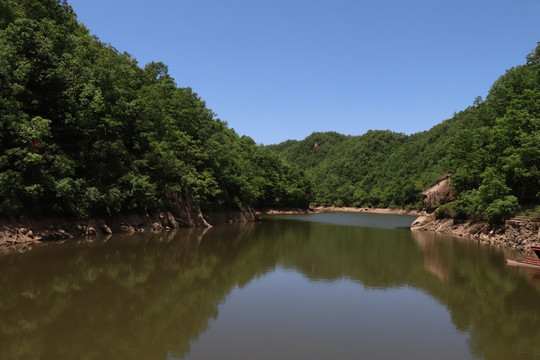 河流森林蓝天山峰倒影