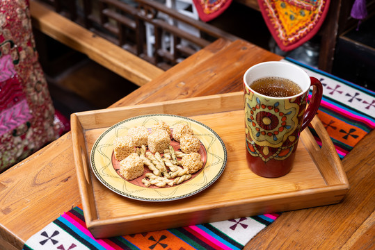 决明子茶配酥点