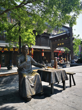 青州古城街边铜塑
