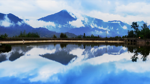 中国山水水墨镜像