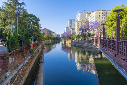 流淌于城市的河流