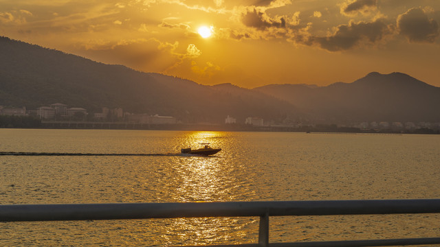 滇池日落与金黄色水面上船