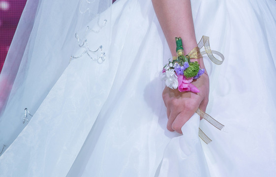 婚礼中婚纱和手腕花