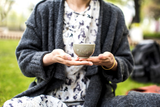 手托茶杯