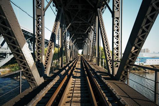 跨江钢架桥