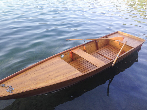 一艘停泊在湖边的小木船