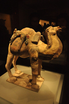 彩绘釉陶载物骆驼