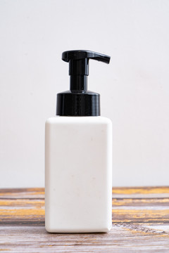 白色瓶子沐浴露洗发液空瓶