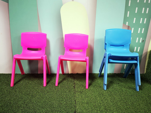 幼儿园活动室的塑料椅子
