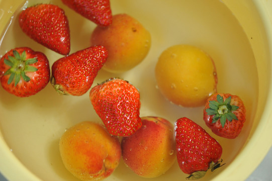 水中的草莓和杏