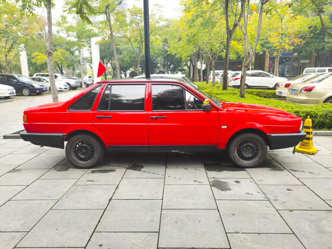 红色复古小汽车