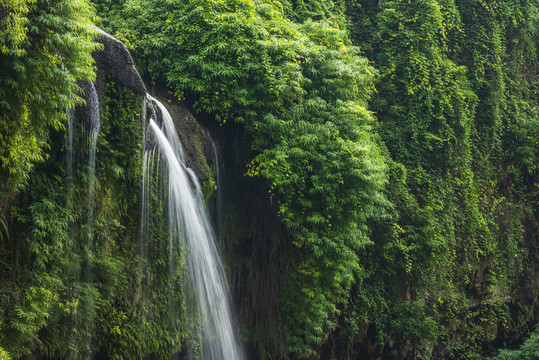 山间瀑布水流