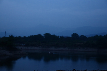 乡村河岸夜景