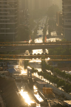 雨后夕阳下的城市道路