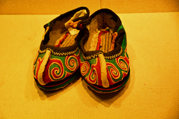 传统羌族绣花布鞋