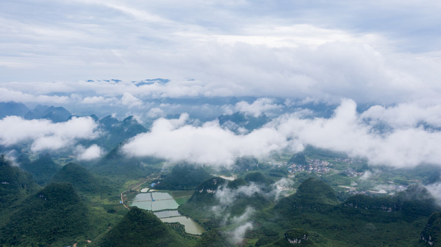 云雾缭绕下群山间的田园风光