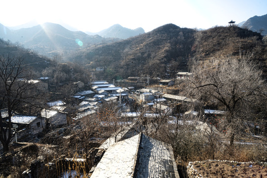 雪后山下的古村落