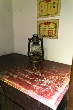 老旧的煤油灯