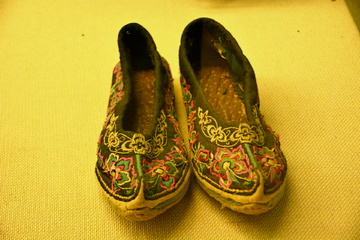 传统羌族绣花布鞋
