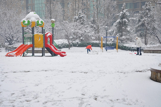 雪中的儿童游乐场