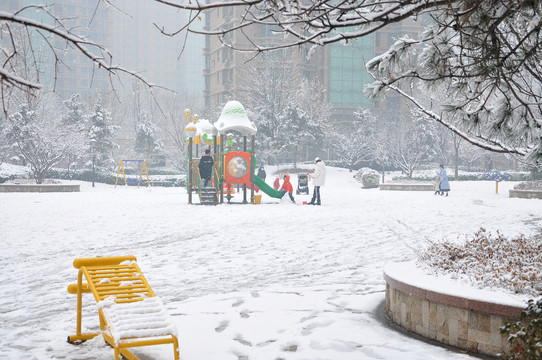 雪后的儿童游乐场