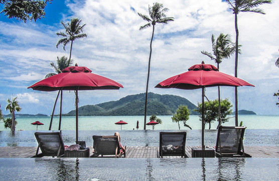 东南亚海岛度假酒店的海边游泳池