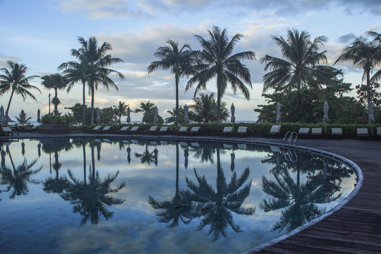 度假酒店早晨宁静的游泳池