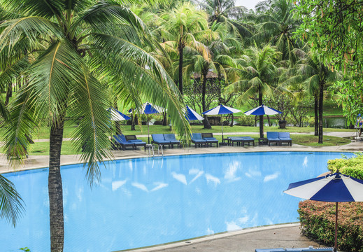 东南亚海岛度假酒店宁静的游泳池