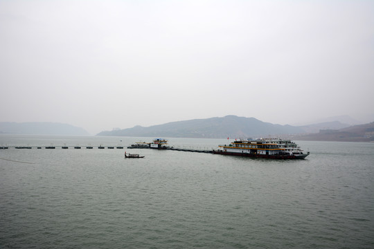 眺望长江中的游轮