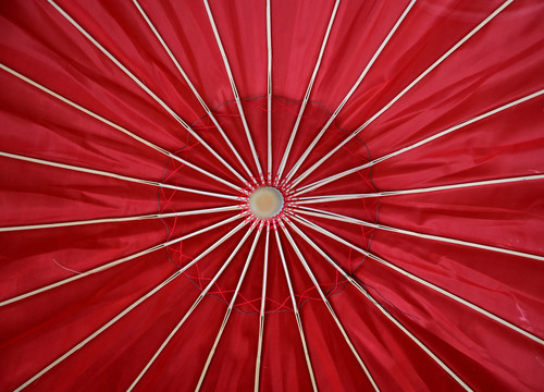 红雨伞装饰背景
