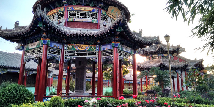 夕阳下的亭台楼阁