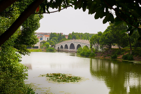 河面上的石拱桥