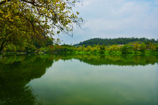 七星岩湖景