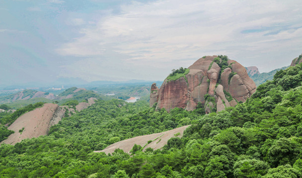 奇峰怪石远山