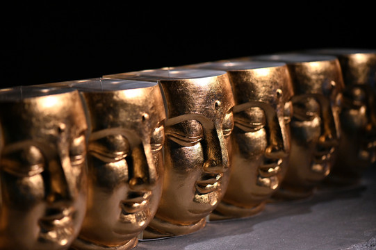 一排鎏金的佛教头像工艺品