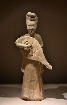 弹琵琶的古代人物陶俑