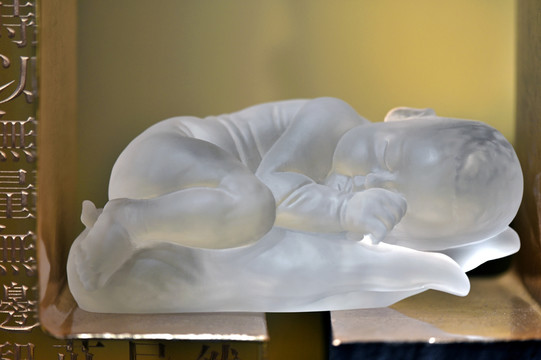 睡觉的婴儿玻璃雕刻艺术品