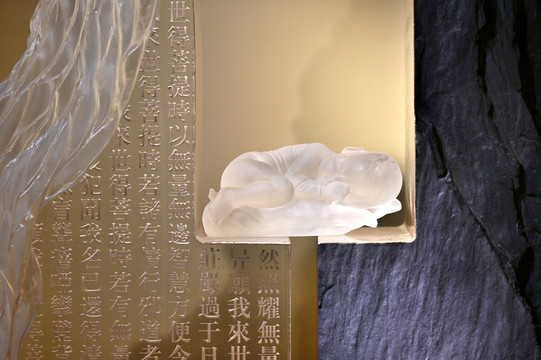 睡觉的婴儿与佛经玻璃雕刻工艺品