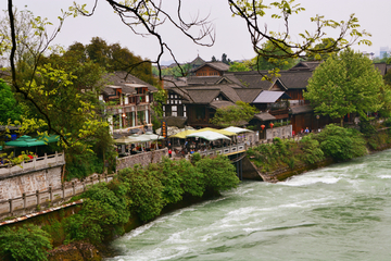 都江堰河畔