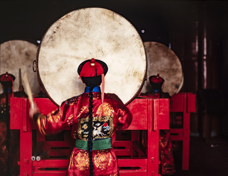 穿古代衣服击鼓