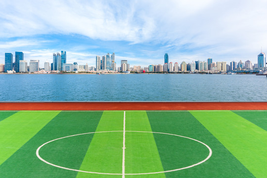 海边城市的足球场