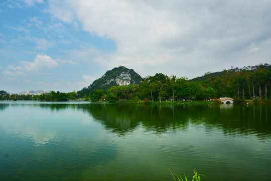 七星岩湖景