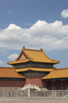 蓝天白云下的故宫红墙和宫殿建筑